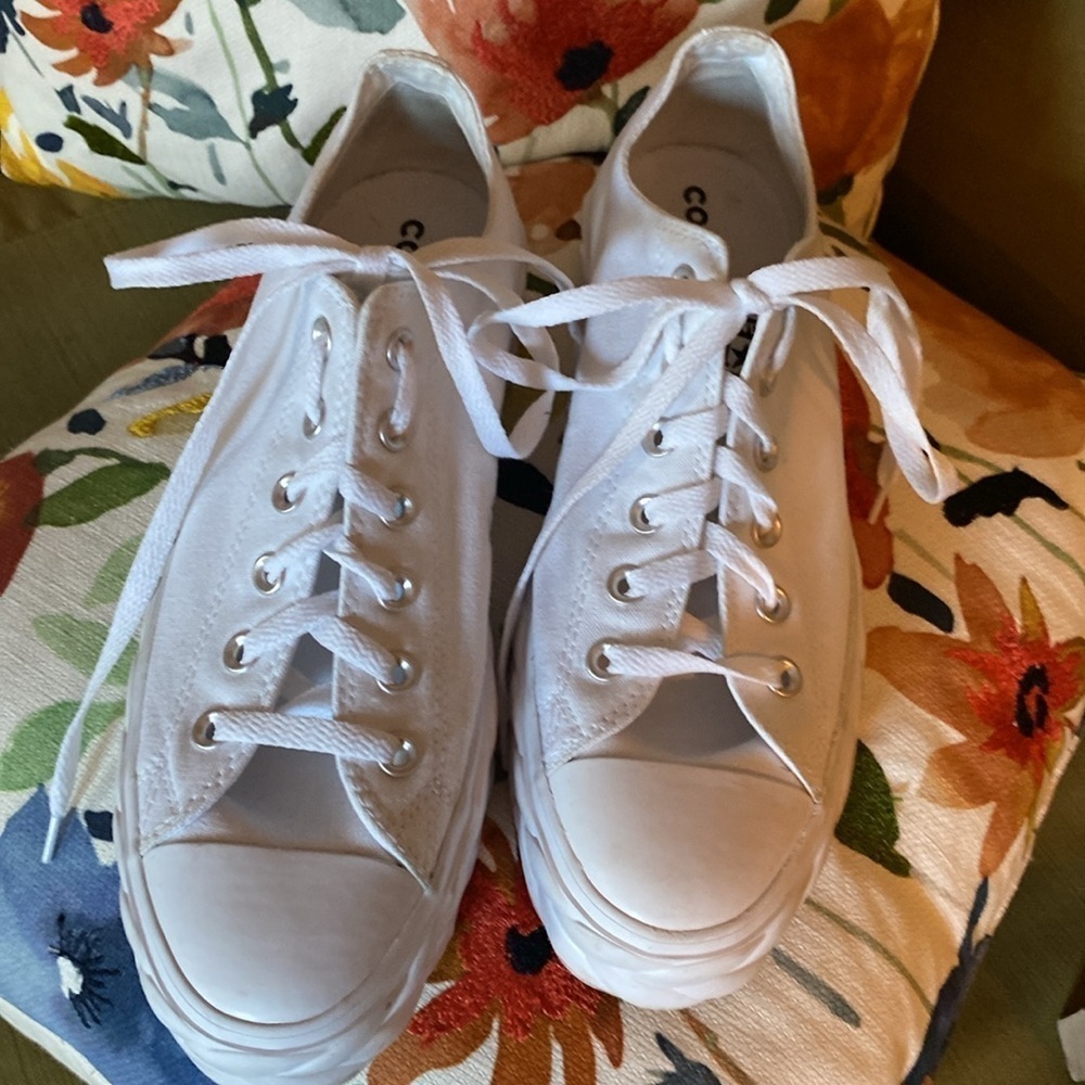 Chuck Taylor platforms sneakers women’s size 10 like new worn once - Picture 2 of 6